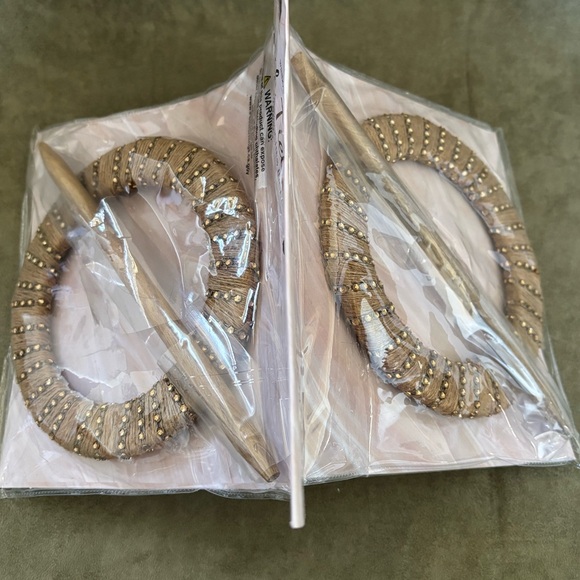 NWT Vatican Homes Set Tan Jute w/ Gold Studs Brooch Tiebacks w/Wand for Curtains - Picture 5 of 15